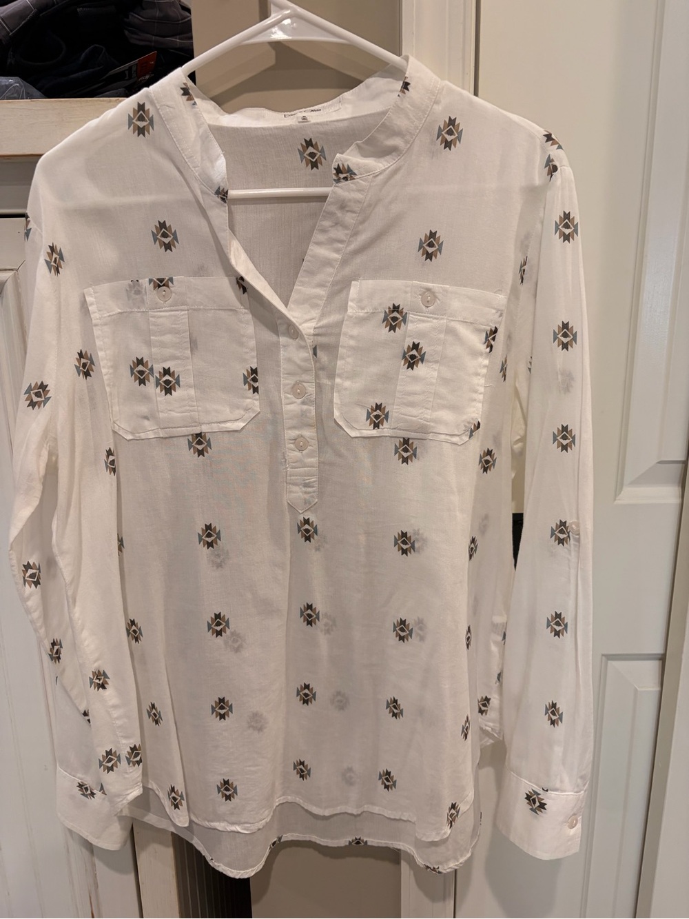 Eden & Olivia White Popover Shirt with Southwestern Motif